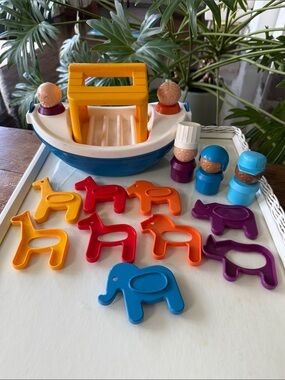Vintage Tupperware Noah’s Ark & Tupper Toys Figures